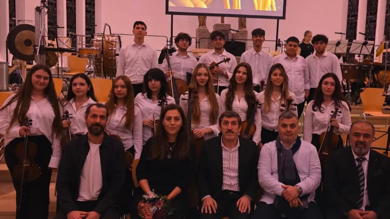 Bursa Zeki Müren Lisesi öğrencileri Avrupa’da sahneyi büyüledi