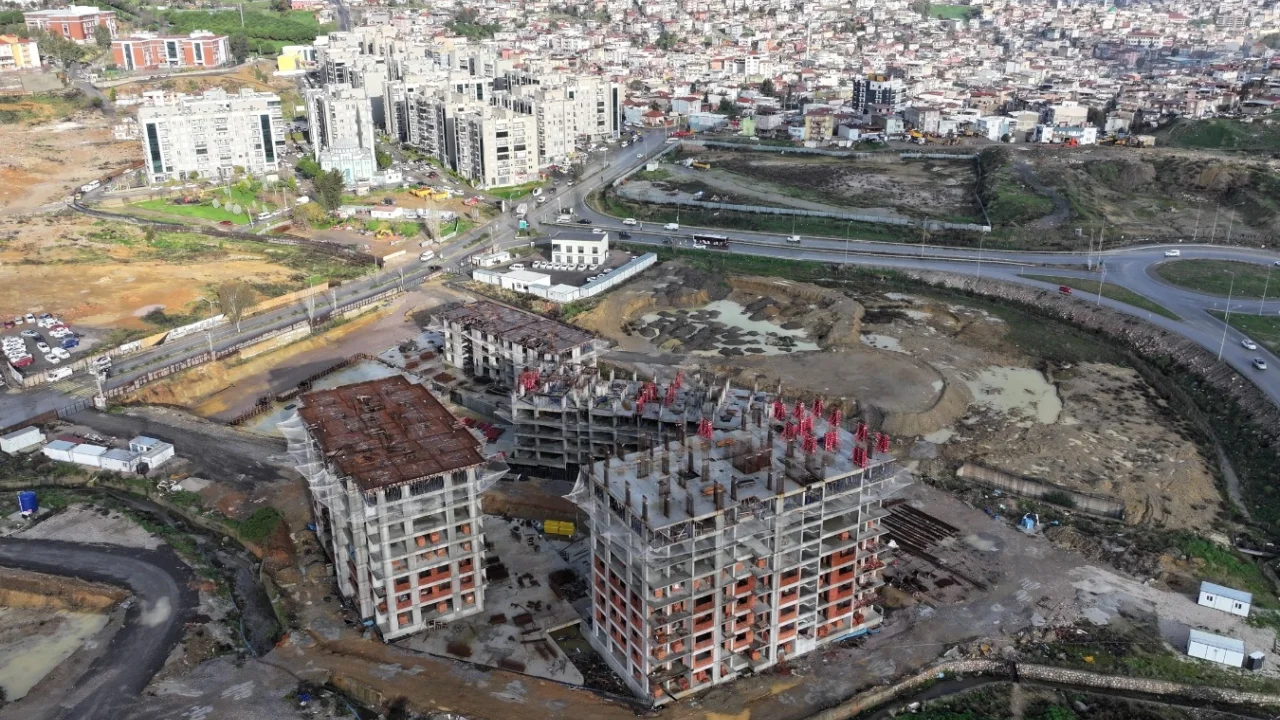İzmir Büyükşehir'den Uzundere kentsel dönüşümünde hukuki uyarı