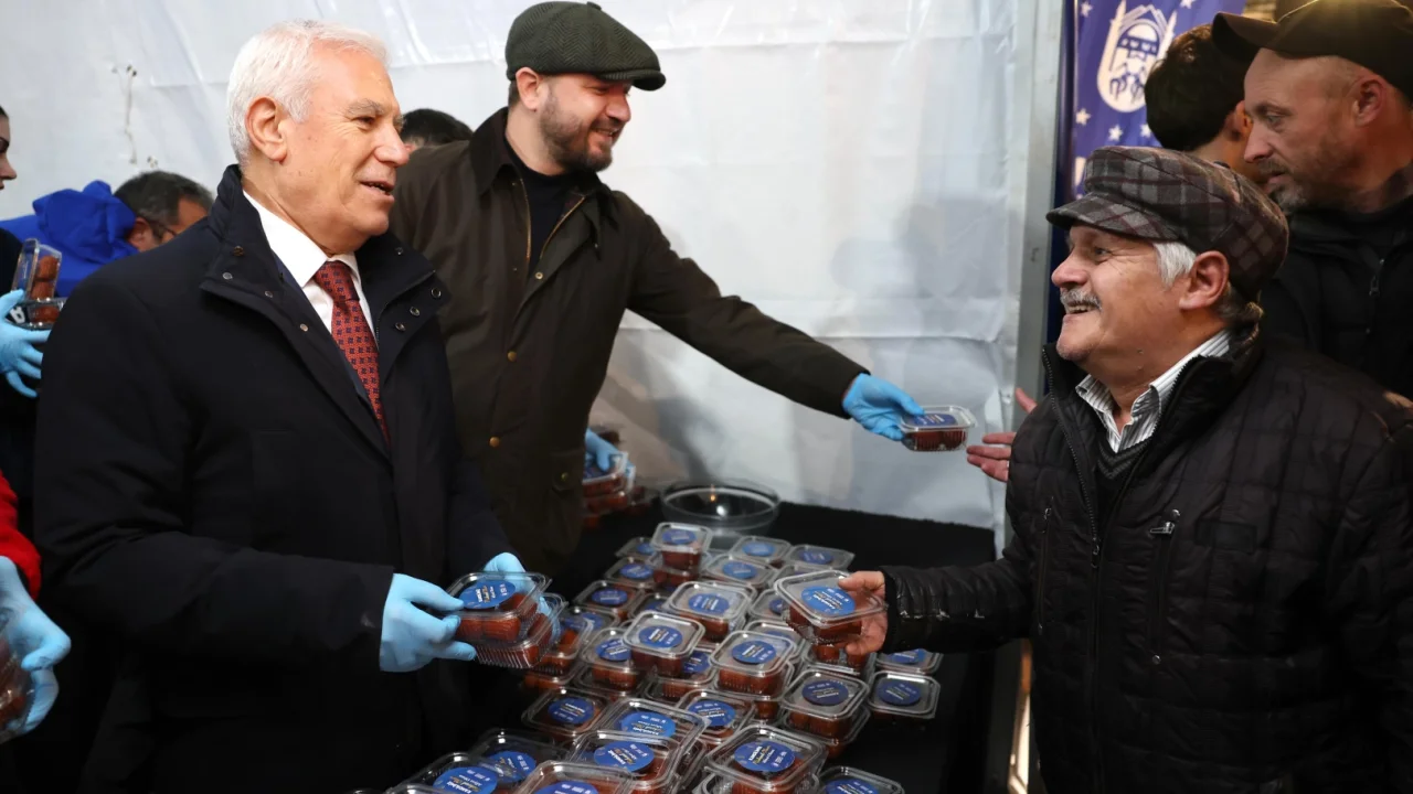 Bursa'da 17 ilçede 21 farklı camide tatlı ikramı