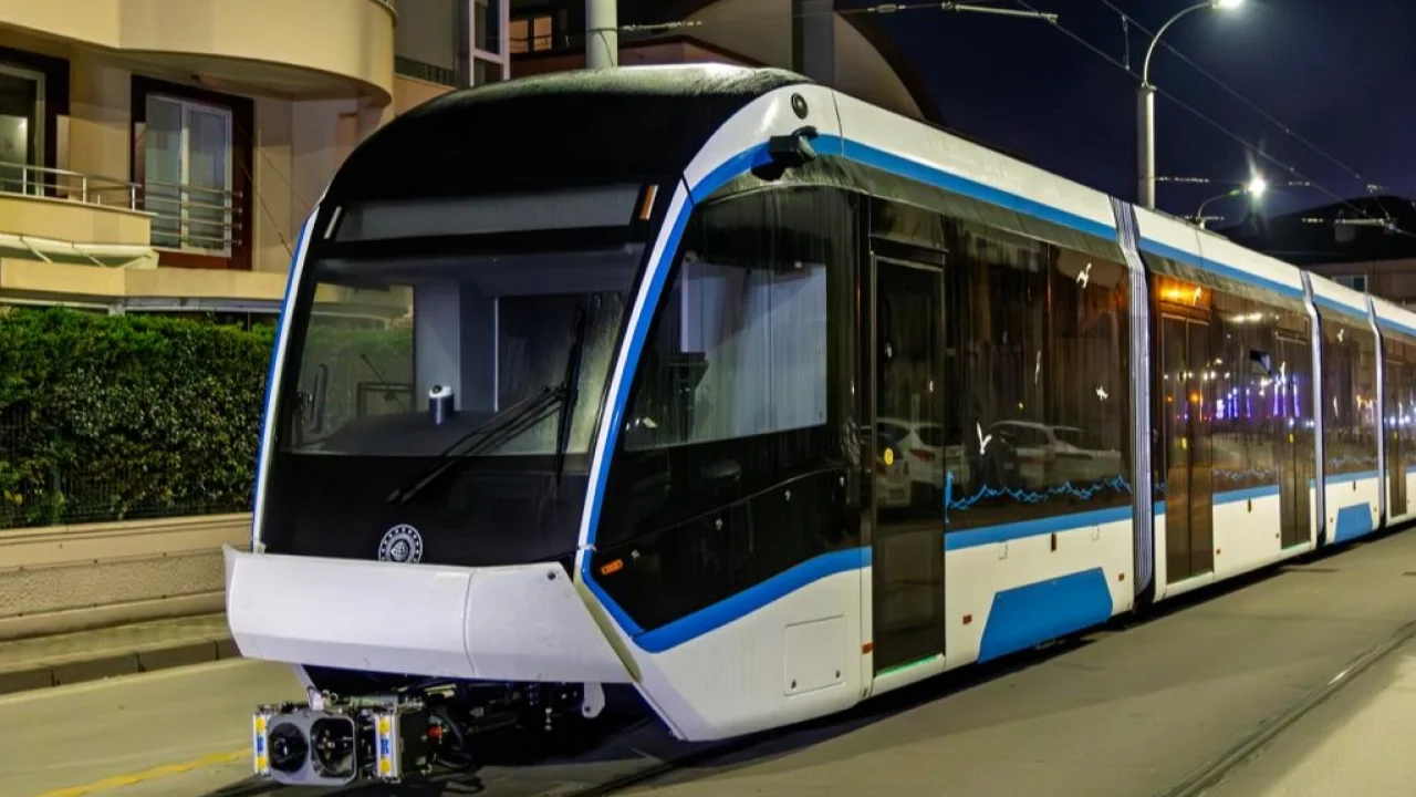 Kocaeli'de raylı sistem güçleniyor... 5 tramvayın ilki raya indi