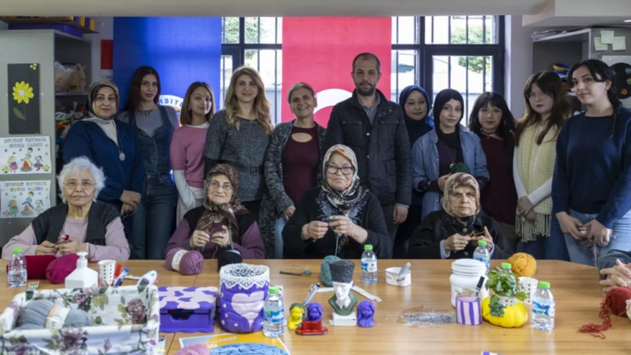 Mersin’de alzheimer hastaları sanatla hayata dokunuyor