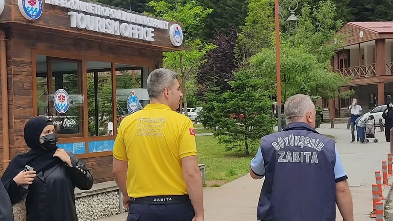 Turistlerin yüzü zabıta ile güldü