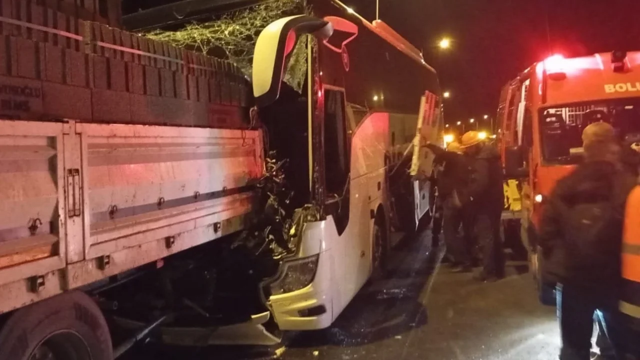 Anadolu Otoyolu'nda yolcu otobüsü TIR'a çarptı: 1 ölü, 3 yaralı