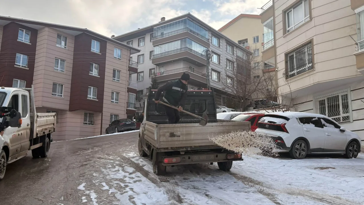 Ankara Keçiören’de karla mücadele 7/24 devam ediyor