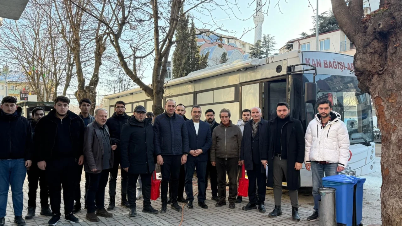 Bilecik'te MHP'lilerden Kızılay’a anlamlı bağış