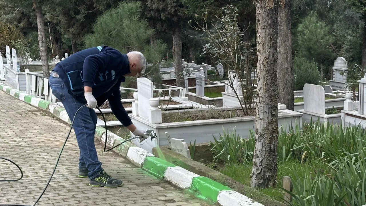 Kocaeli Çayırova’da mezarlıklarda çalışmalar sürüyor