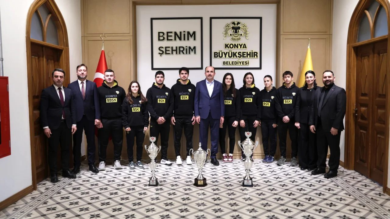 Konya Büyükşehir judocuları kupalarını Başkan Altay’a takdim etti