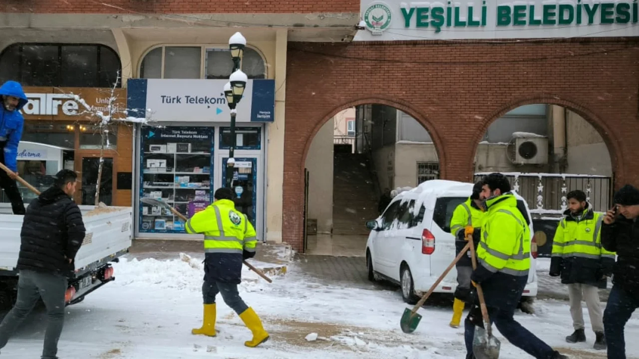Mardin Yeşilli'de karla mücadele çalışmaları sürüyor