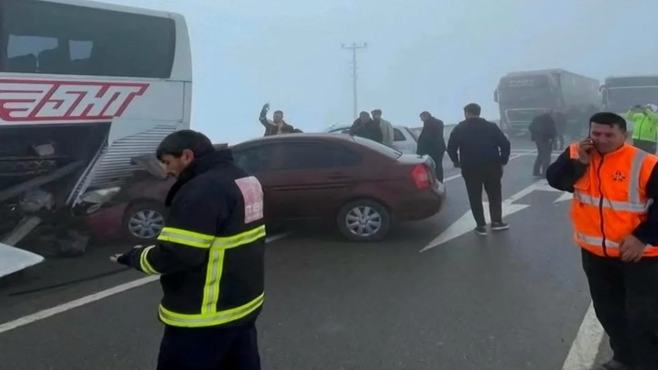 Sivas–Kayseri Karayolu’nda yoğun sis zincirleme kazaya yol açtı