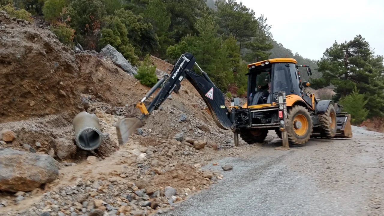 Antalya’da kış mesaisi! Alanya kırsalında yol güvenliği