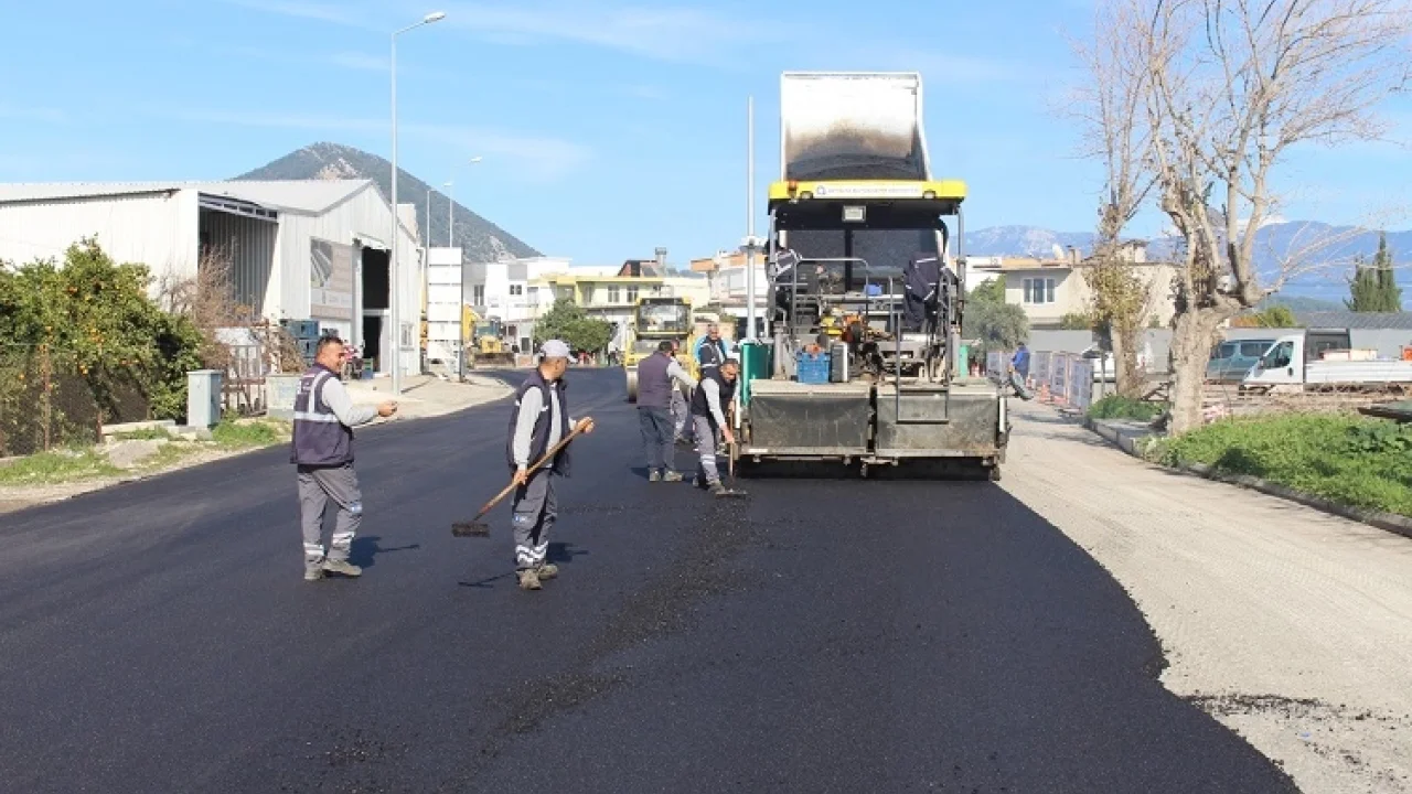 AntalyaBüyükşehir Finike’nin ana arterlerini sıcak asfalt ile kaplıyor