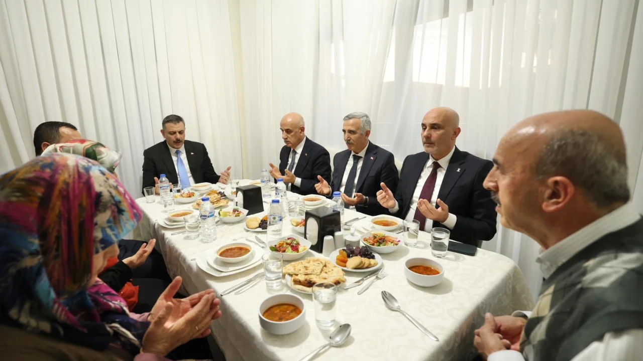 Bakan Çiftçi depremzede aileyle iftar yaptı