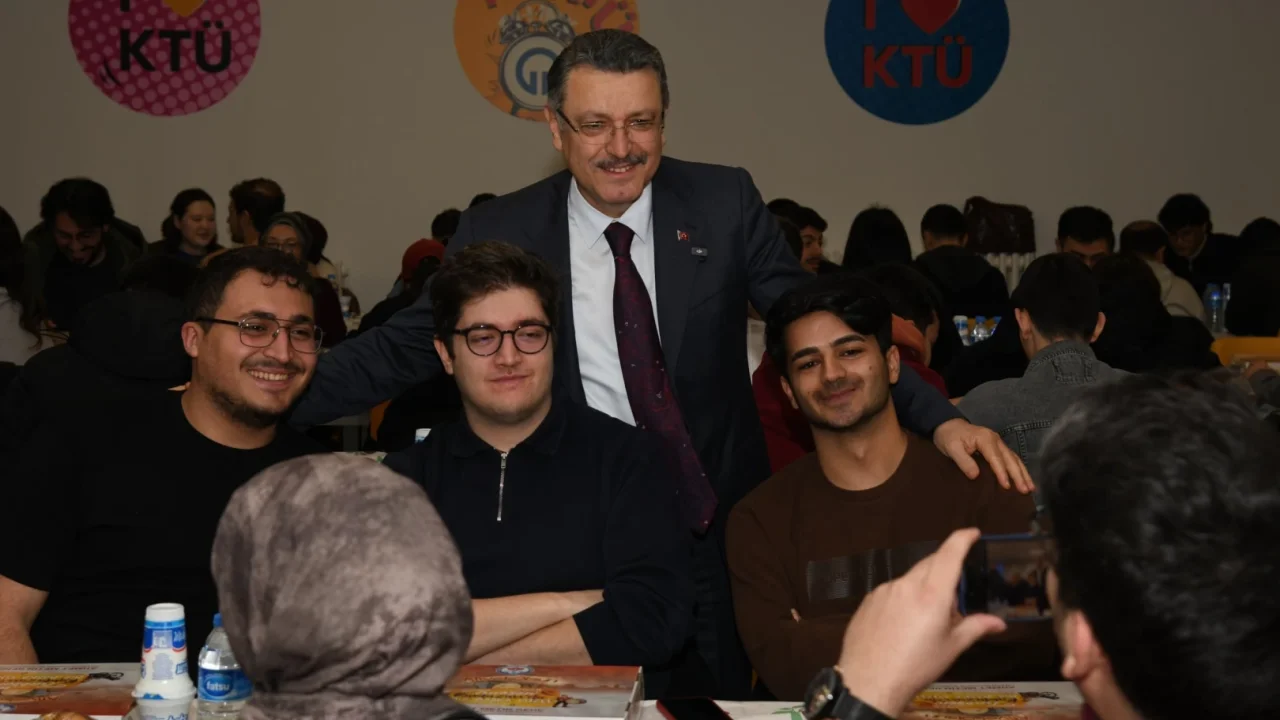 Başkan Genç, KTÜ’lü öğrencilerle iftar sofrasında buluştu