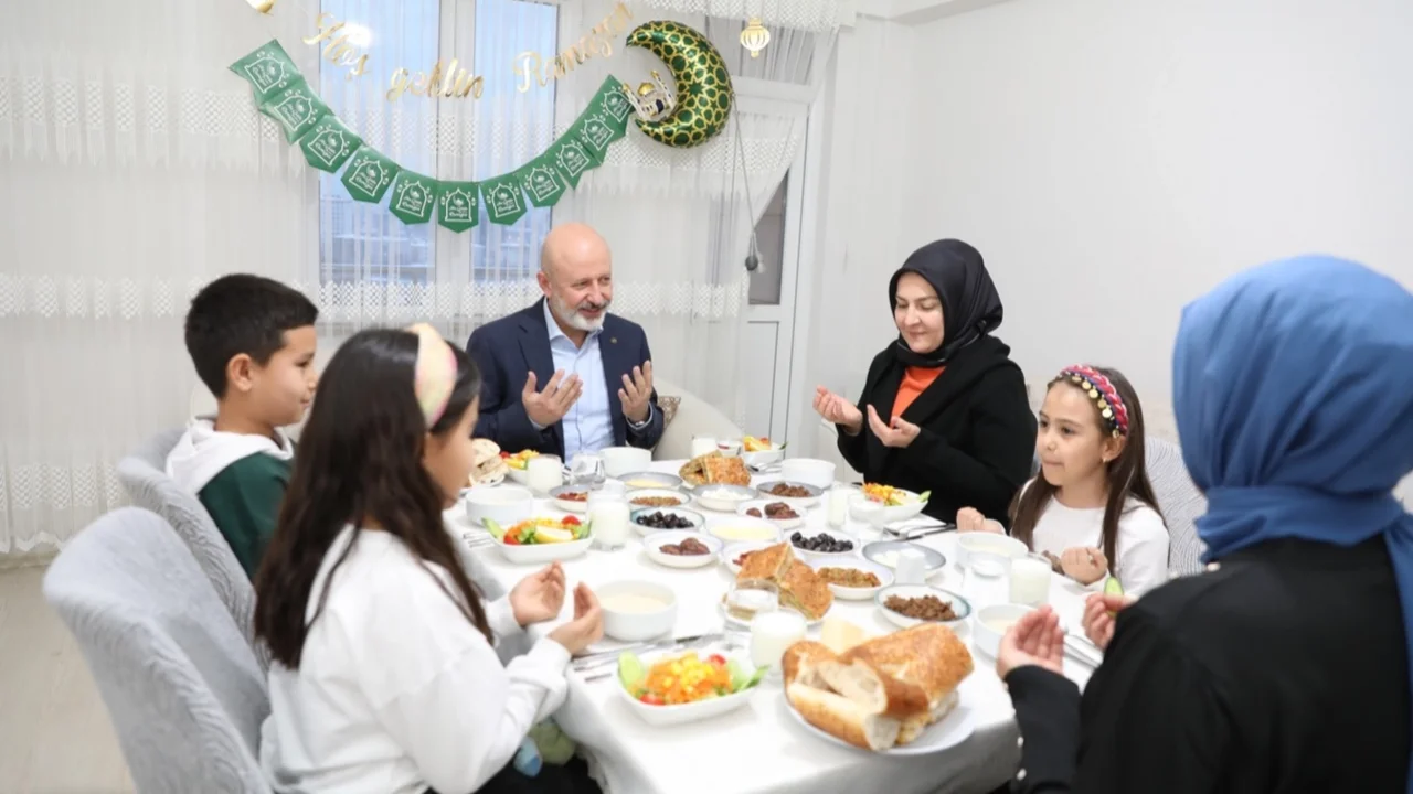 Çolakbayrakdar çifti Özsoy ailesinin iftar sofrasında