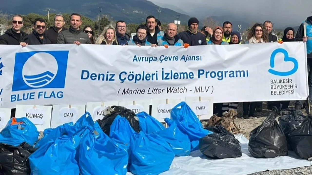 Deniz Çöpleri İzleme Programı'nda Balıkesir Altınkum’da temizlik