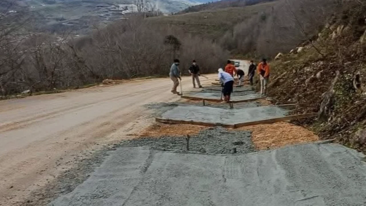 Düzce'nin Sarıkaya Köyü’nde beton V kanal çalışması