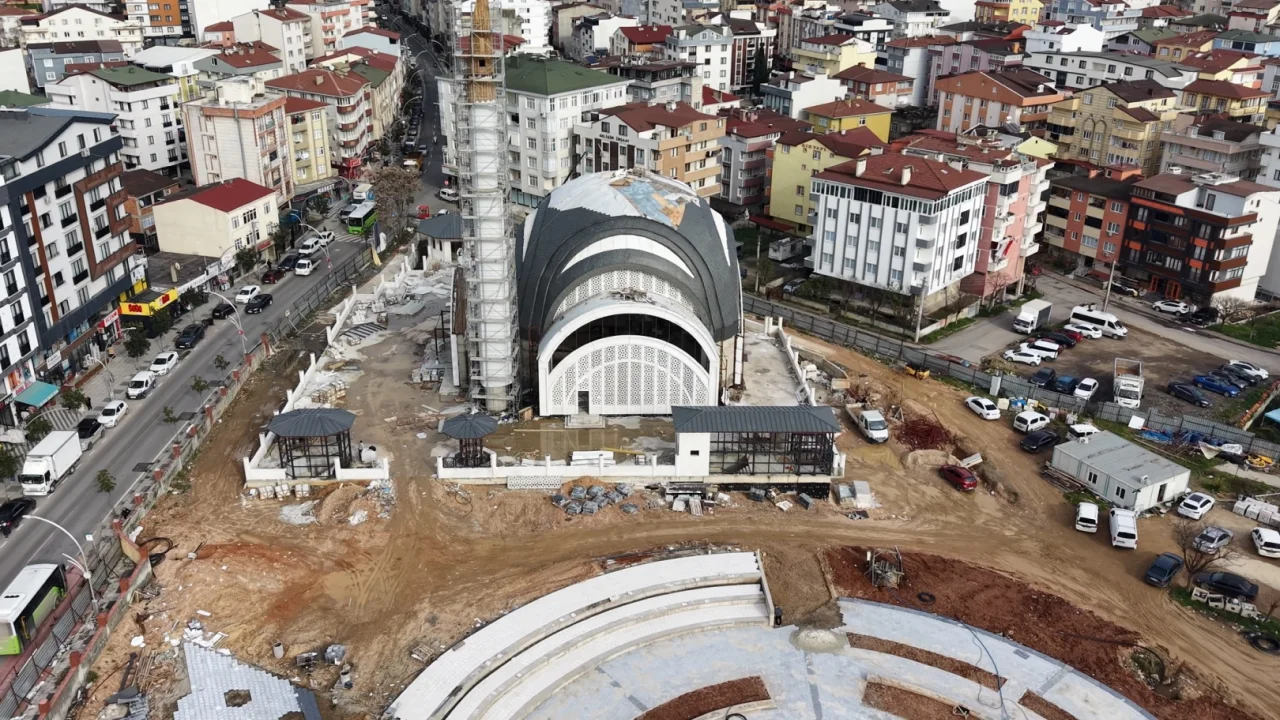 Kocaeli Çayırova'da Kent Meydanı’nda çalışmalar sürüyor