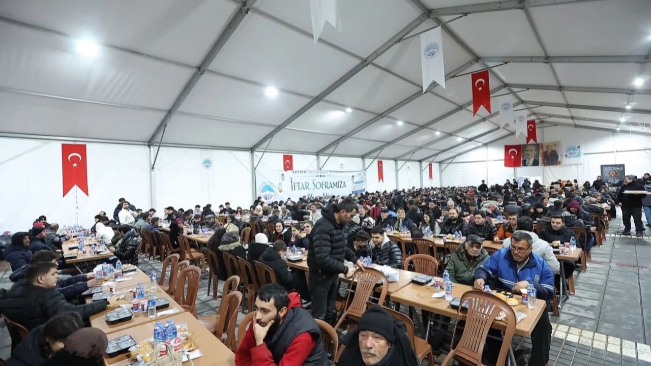 Memduh Büyükkılıç 'kardeşlik sofrası'nda iftar açtı