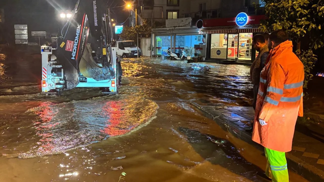 Muğla Milas'ta ekipler yoğun yağış ve fırtına nedeniyle 7/24 görev başındaydı
