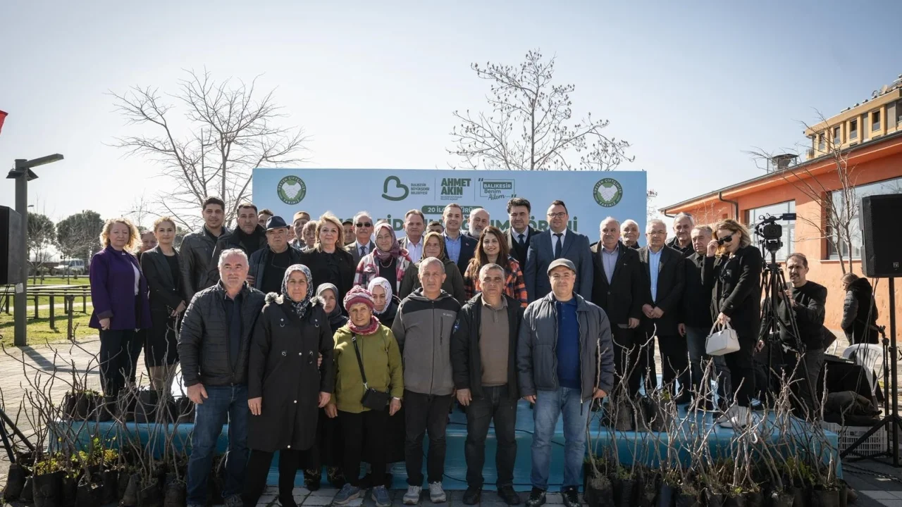Balıkesir Büyükşehir'den üreticilere 100 incir fidanı