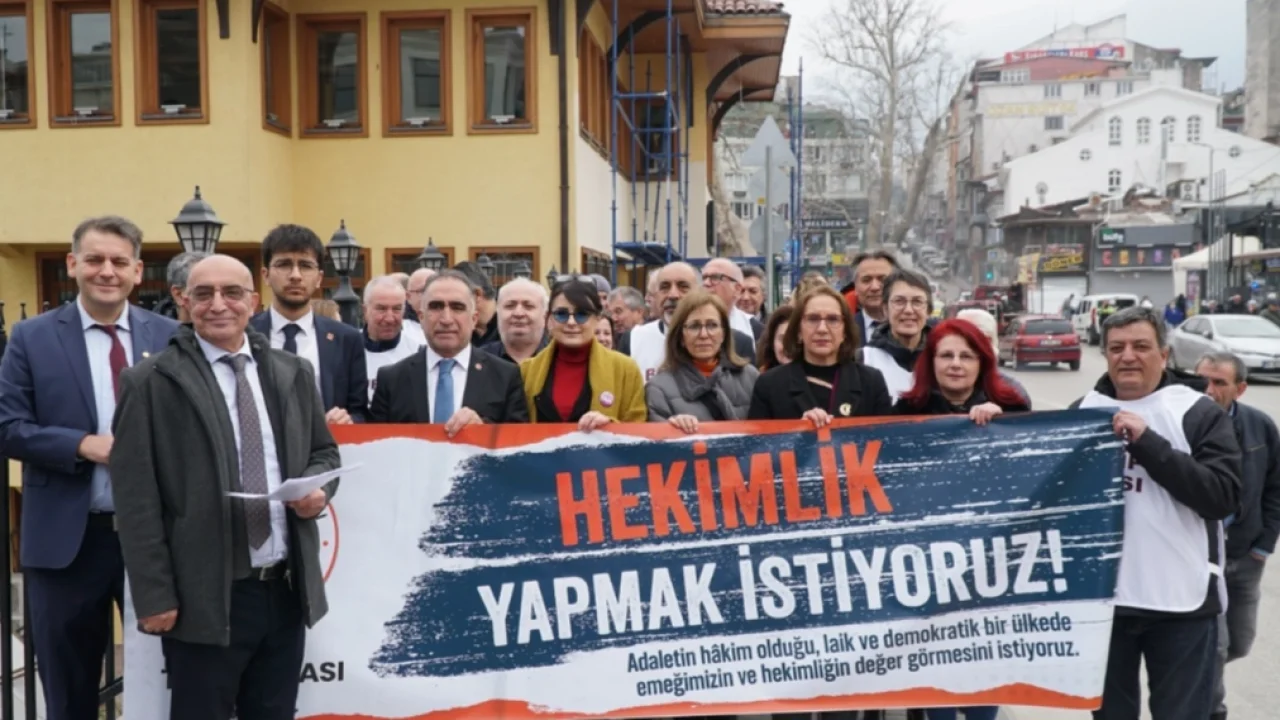Bursa’da hekimlerden 'sağlık hakkı' yürüyüşü