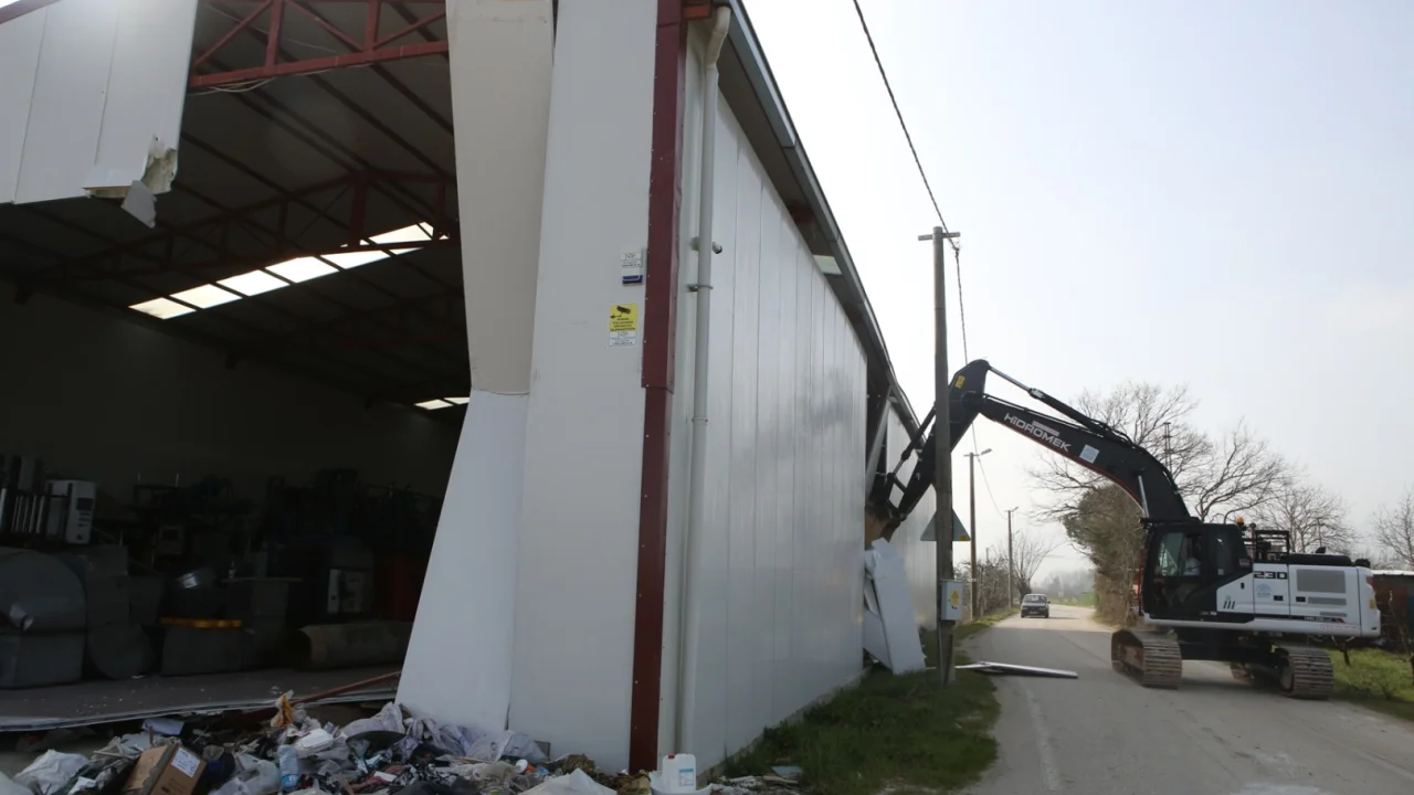 Bursa Nilüfer'de tarım alanındaki kaçak yapı yıkıldı