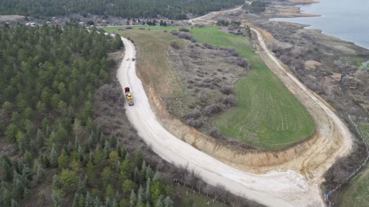 Çorum Çomar Barajı’nda yol genişletme çalışmaları sürüyor