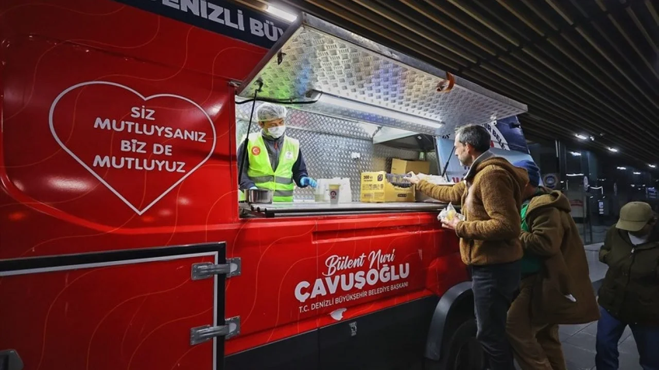 Denizli Büyükşehir’den otogarda sahur ikramı