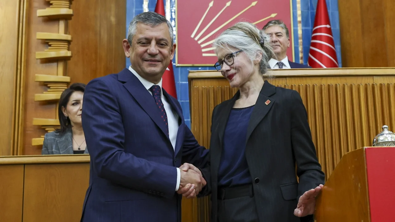 Emine Ülker Tarhan yeniden CHP’de