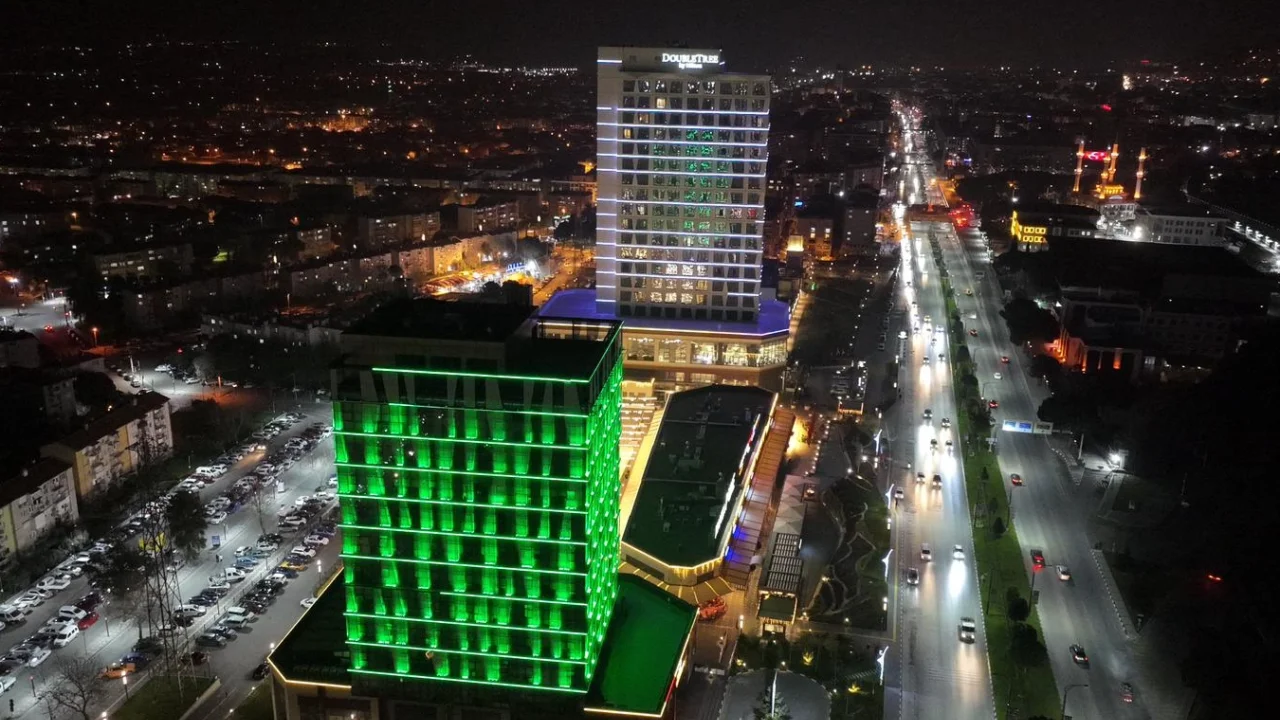 Manisa Büyükşehir’den Tıp Bayramı’na özel ışıklandırma