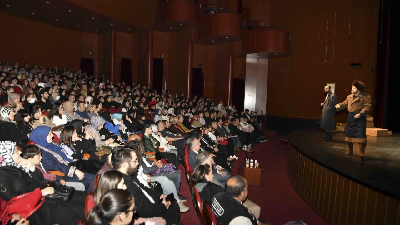 Ankara’da gençlik tiyatrosundan güçlü performans