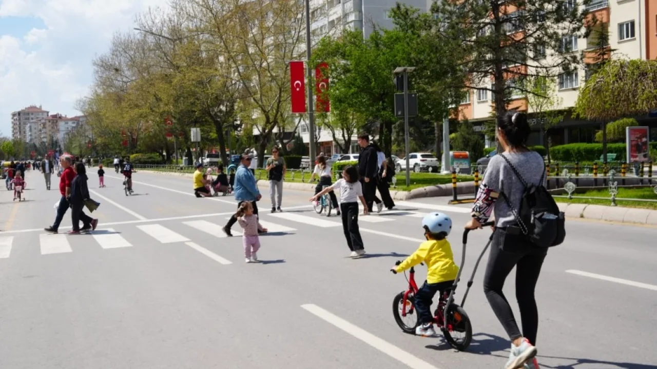  Eskişehir’de sokaklar müziğe açıldı