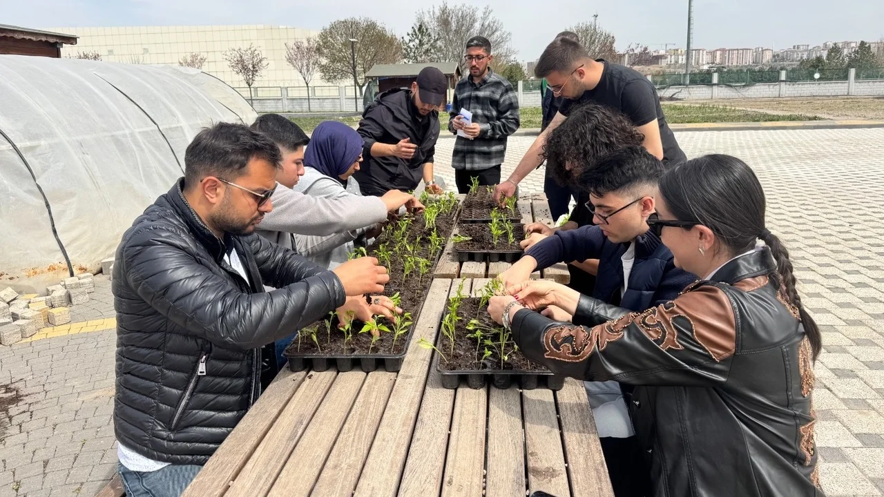 Kayseri Büyükşehir'den üniversitelilere uygulamalı tarım eğitimi