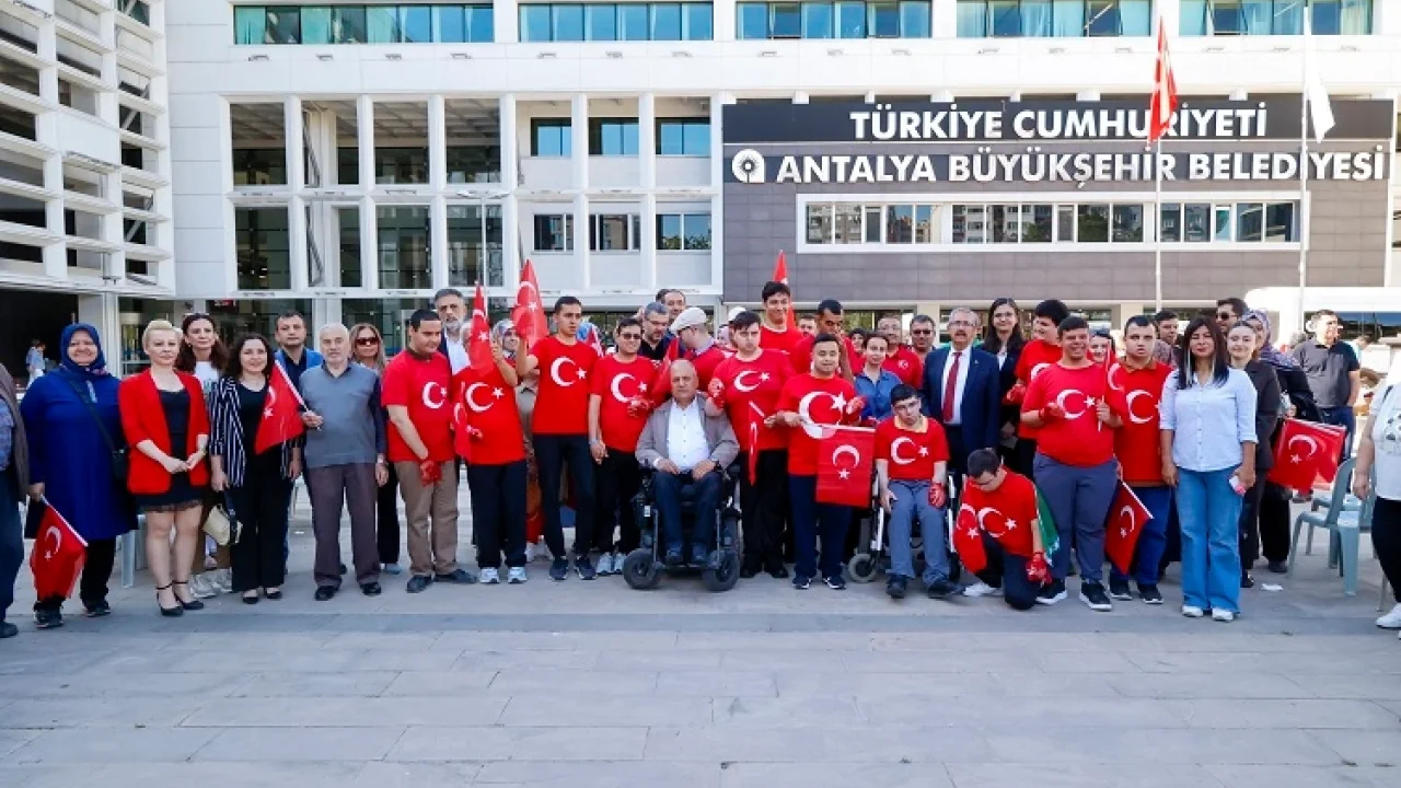 Antalya'da özel bireyler bir günlüğüne asker oldu