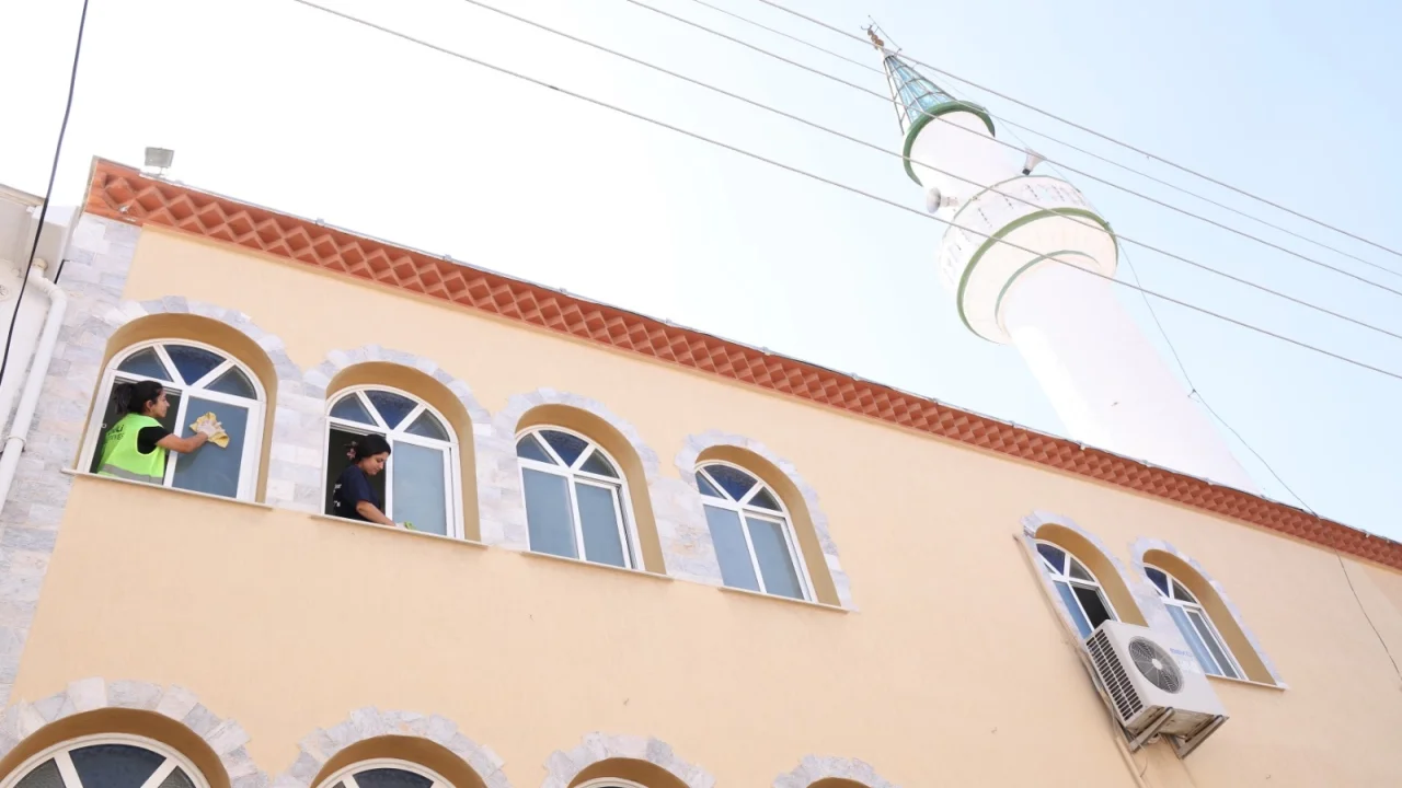 İzmir Çiğli’de camilerde bayram temizliği