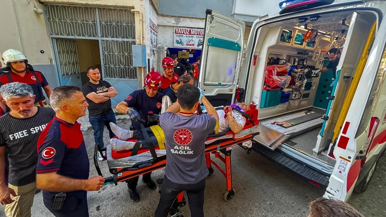 İzmir'de apartman boşluğuna düşen vatandaşı itfaiye kurtardı