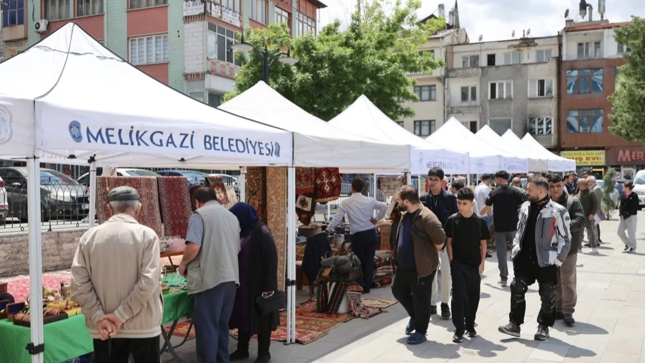 Kayseri Melikgazi Antika Pazarı'na büyük ilgi