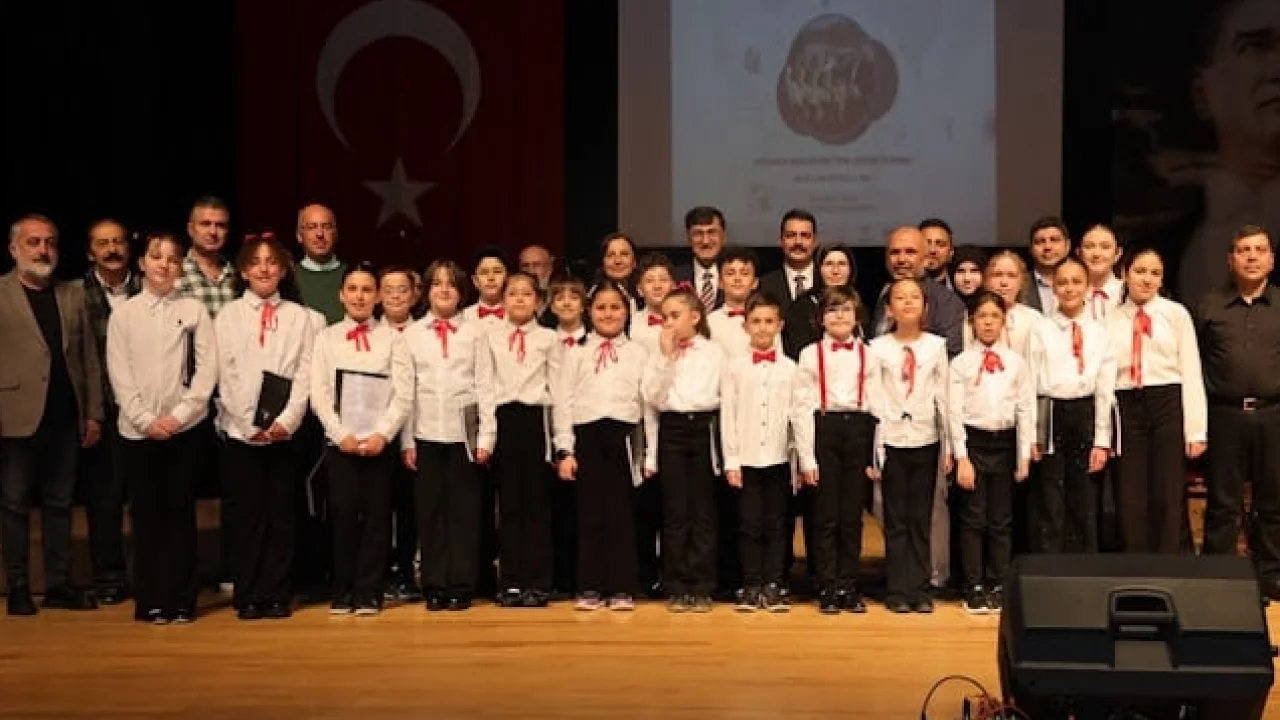 Kütahya'da minik seslerden türkü şöleni