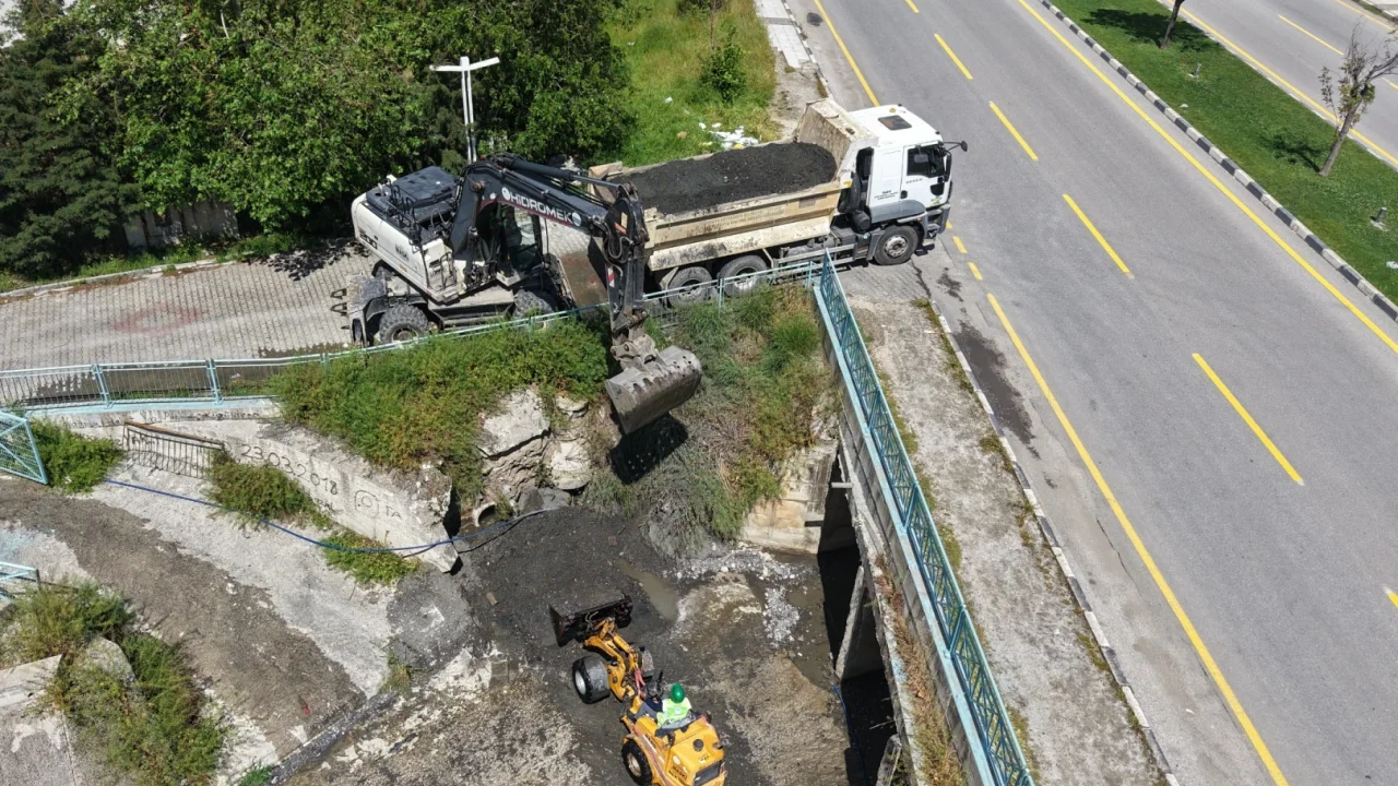 Manisa'da dere yatakları temizleniyor