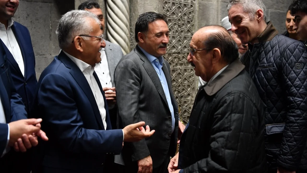 Memduh Büyükkılıç çocukların bayram sevincine ortak oldu