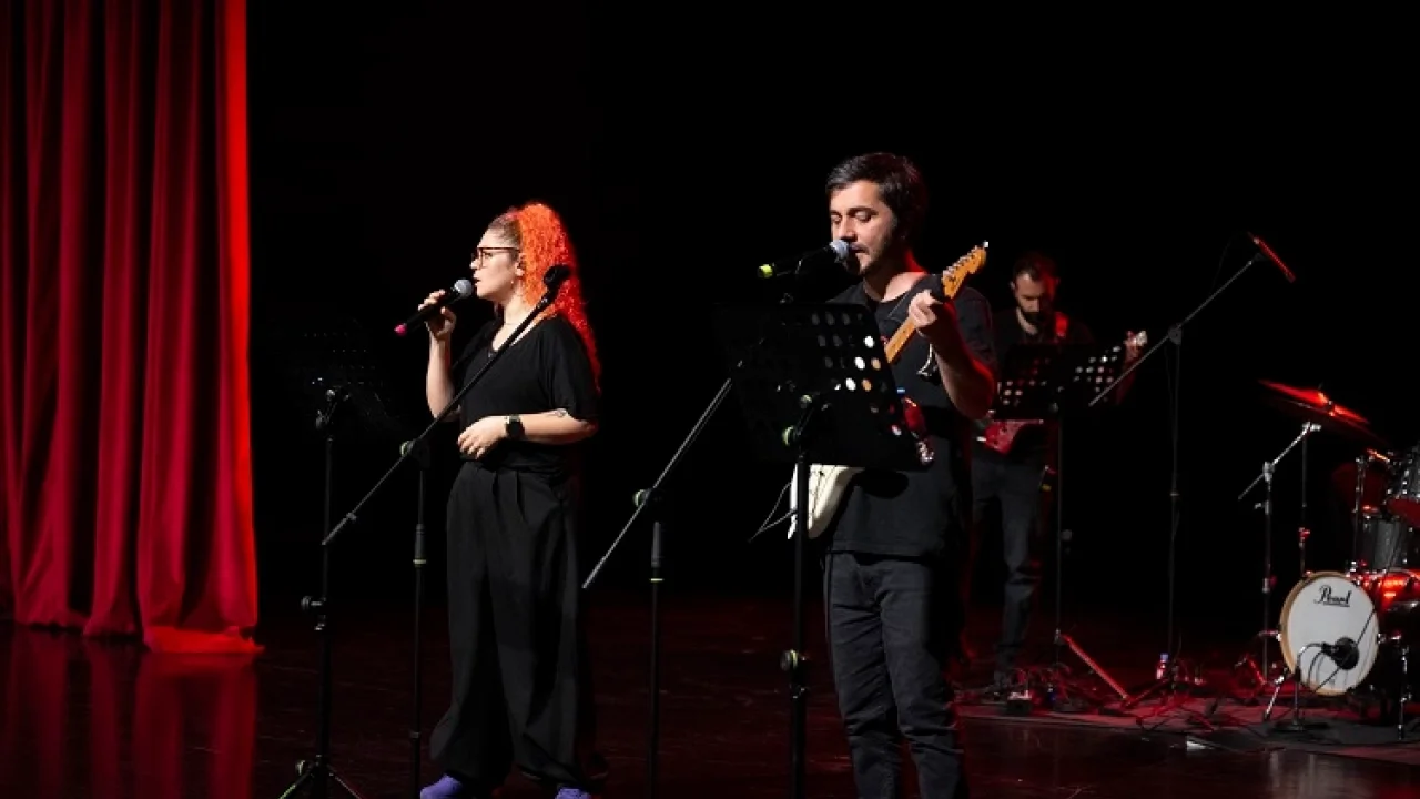 Mersin'de LGS'ye hazırlanan öğrenciler stresi konserle attı