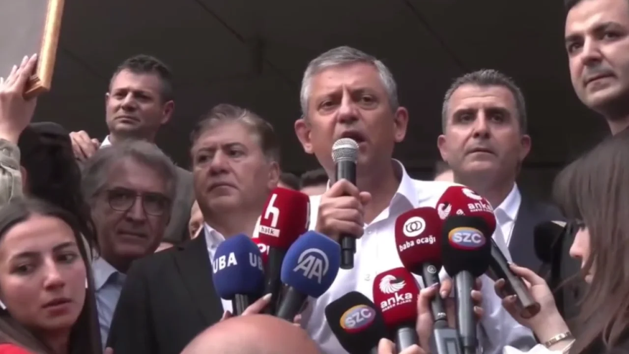 Özgür Özel: CHP sokakta, meydanda, yoldadır... Geri gelmek üzere çıkıyorum!