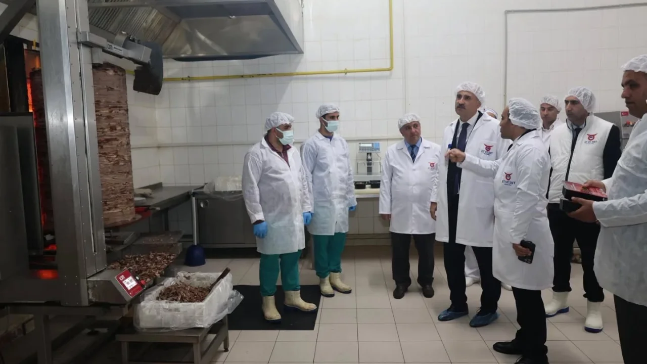 Vali Bozkurt'tan Ağrı Döneri ve Yeni Et Satış Mağazasına yakın mercek