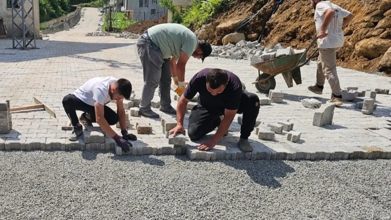 Artvin’de köy mahalle yollarına kilitli parke taşı