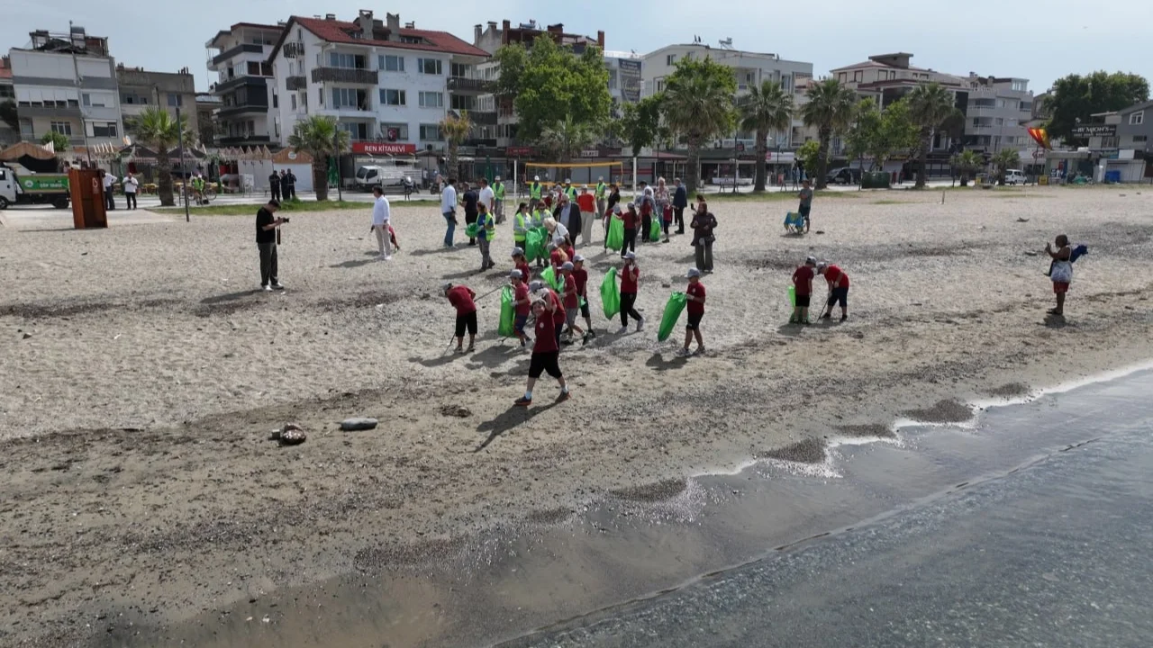 Balıkesirli minikler Akçay sahilinde çevre temizliği yaptı