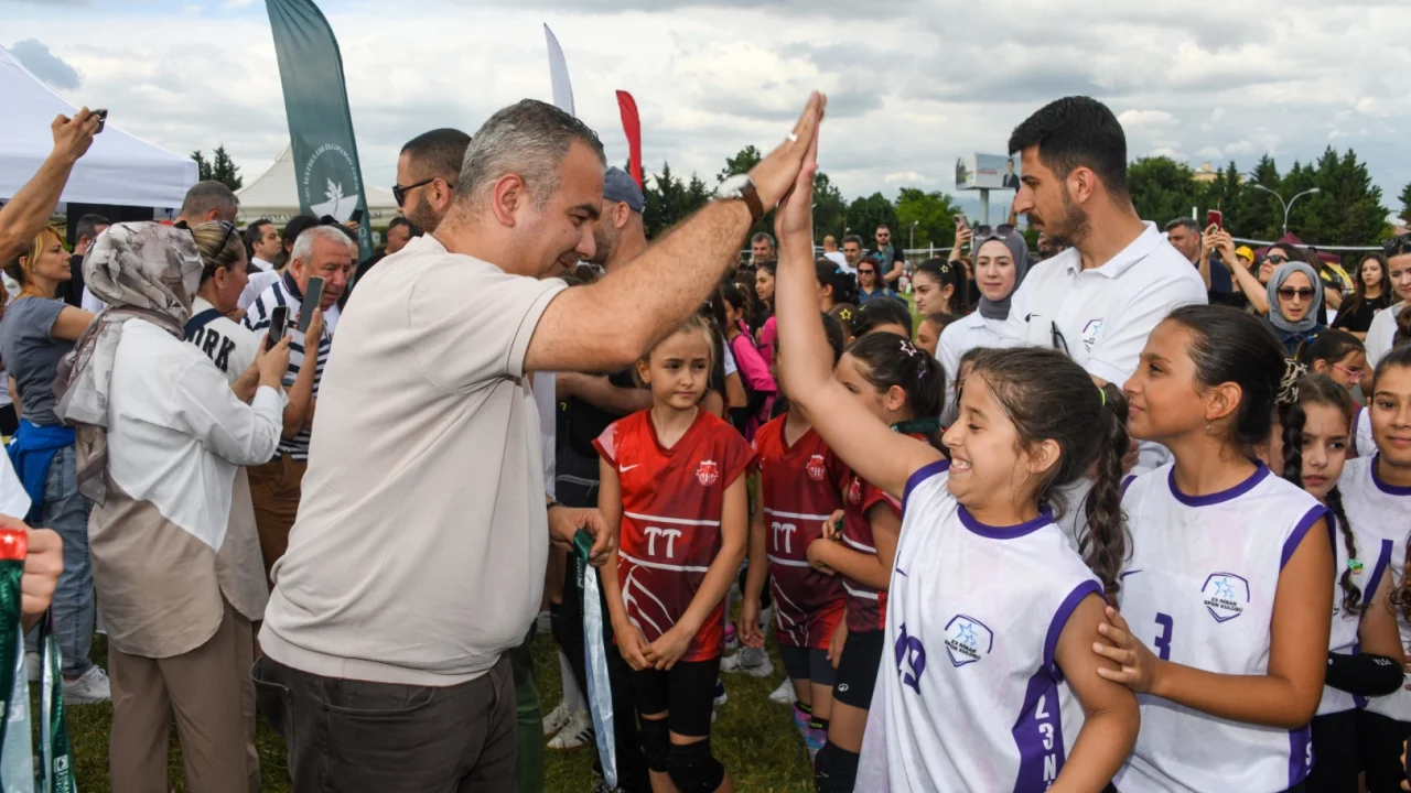 Bursa'da Mini Voleybol Şenliği’nde çocuklar madalyalarını aldı