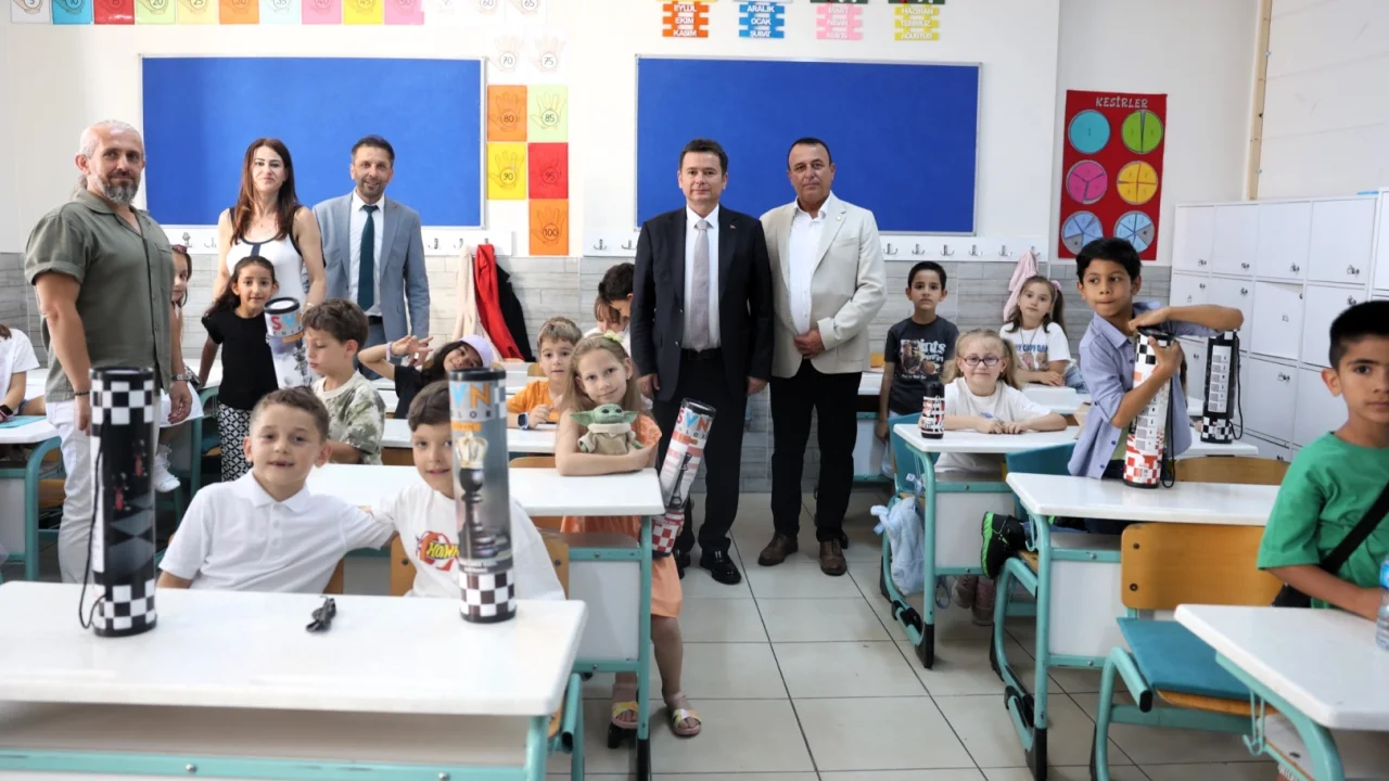 Bursa Osmangazi'de Başkan Aydın çocukların karne heyecanına ortak oldu