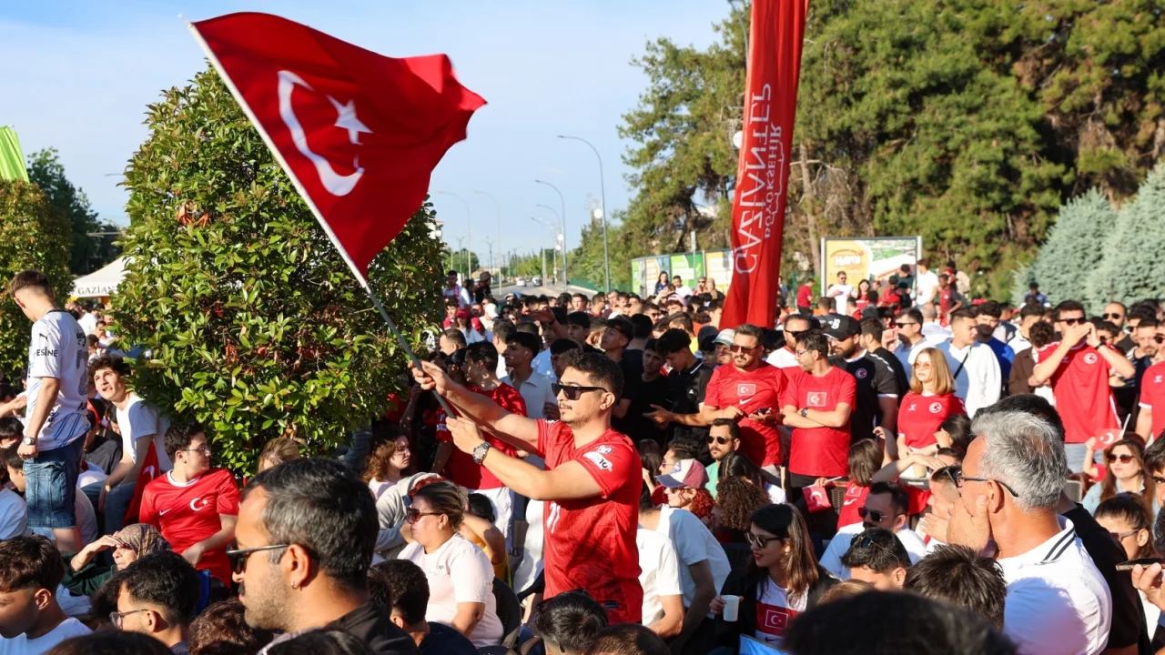 Gaziantep'te milli heyecan Üniversite Meydanı’nda yaşandı