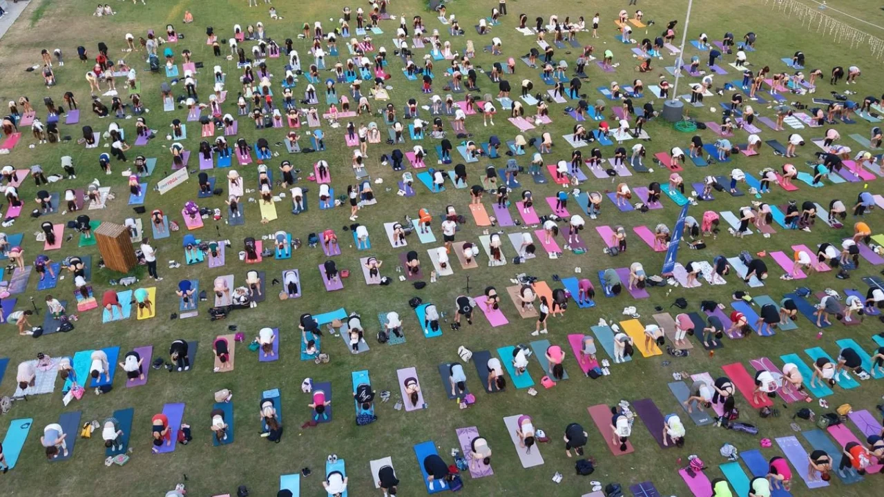 İzmir'de matlar çimlere serildi Kültürpark'ta yoga rüzgârı esti