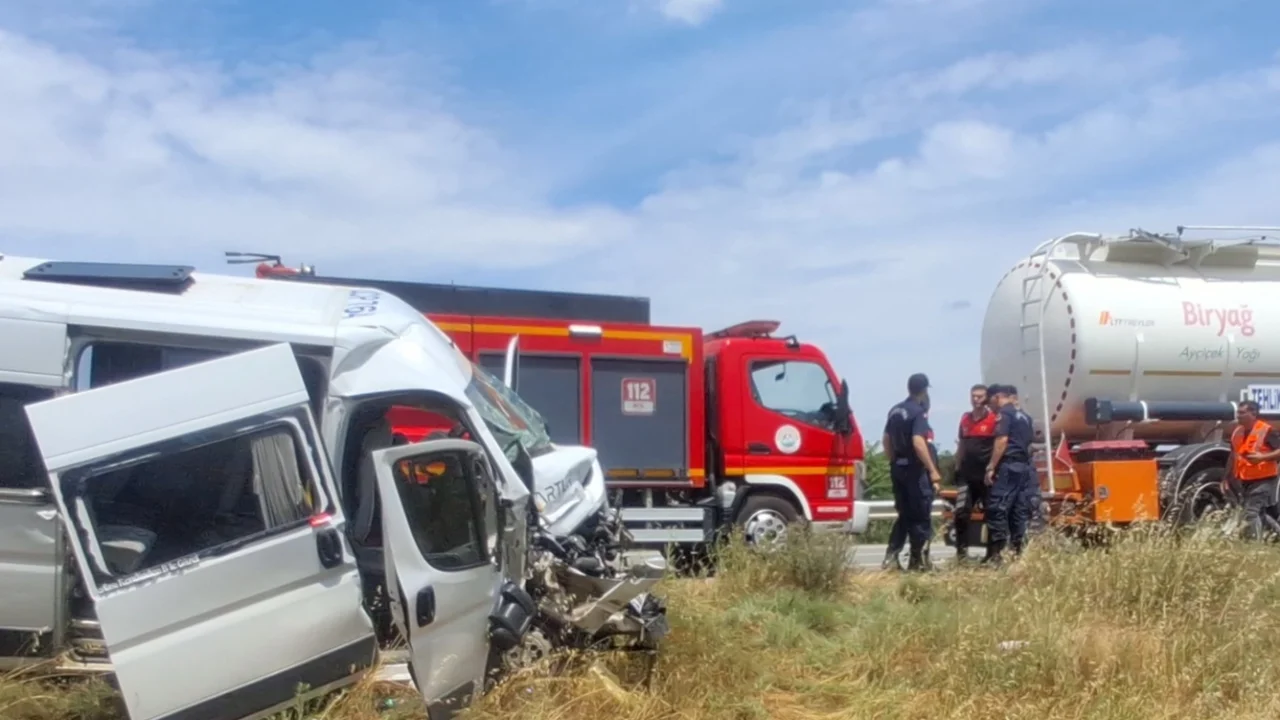 Keşan-Gelibolu yolunda kaza... Tıra çarpan minibüste 16 kişi yaralandı